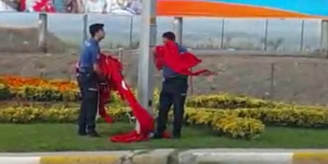 Polisler Türk Bayrağını yerde bırakmadı