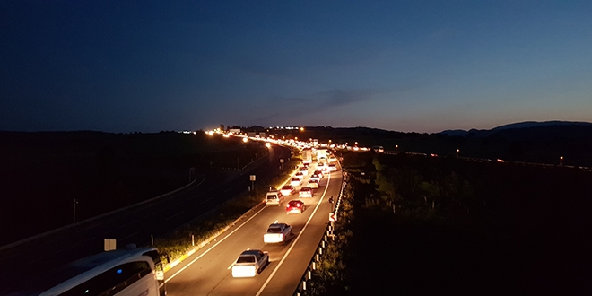 Bayram tatilini uzatan sürücüler gece yollara düştü