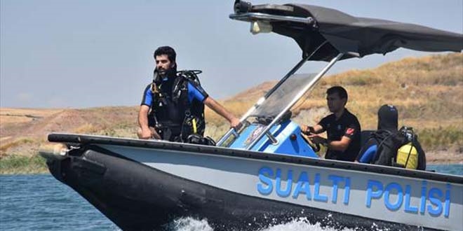 Bulanık suların delil avcıları 'kurbağa adamlar'