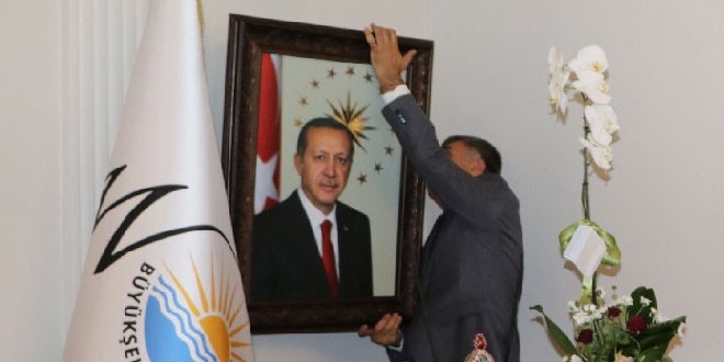 Kayyum, ilk olarak Erdoğan'ın indirilen fotoğrafını astı