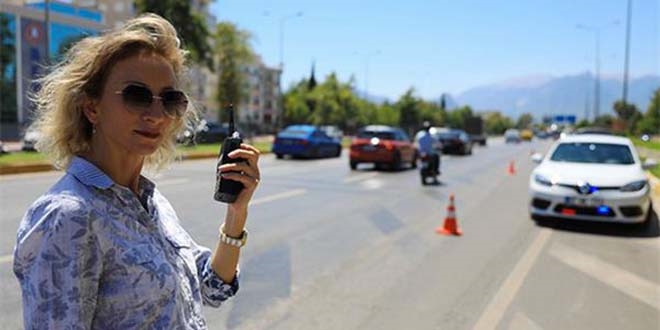 Polis memuru Zehra, hız yapanı affetmiyor