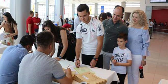 Anne ve babasıyla 'okul arkadaşı' oldu