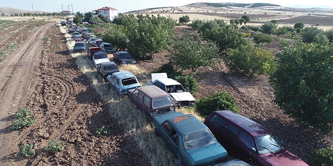 Bir evde 50 araç, gören şaşırıyor