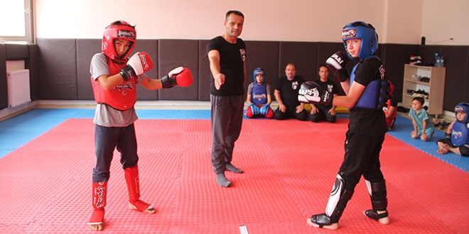 Gündüz imam, akşam hakem