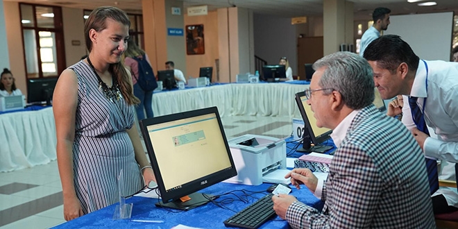 Rektör, dereceye giren öğrencilerin kayıtlarını yaptı