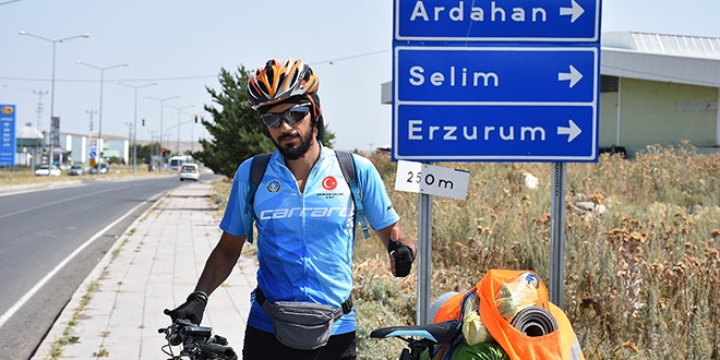 'Gençlik bir kere yaşanır' dedi bisikletle yollara düştü