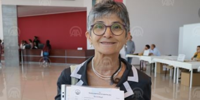 Emekli doktor dil öğrenmek için üniversite sıralarında