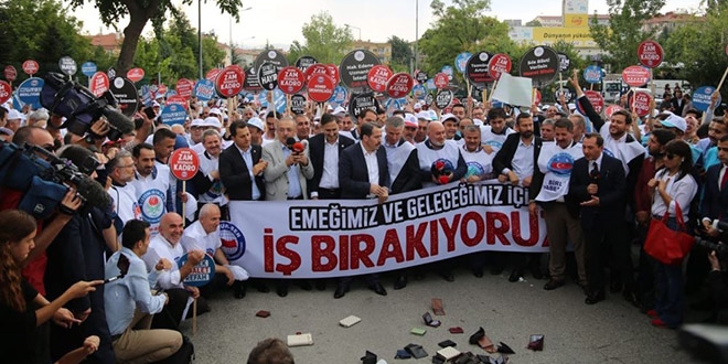 Memur-Sen'den Bakanlık önünde boş cüzdan eylemi