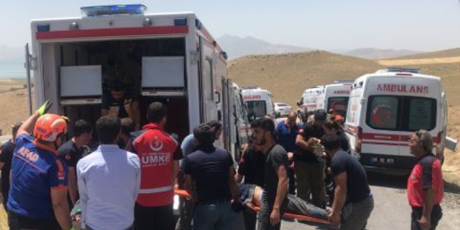 Düzensiz göçmenleri taşıyan minibüs devrildi: 43 yaralı