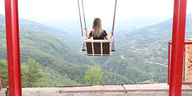 5 metre yükseklikte orman manzaralı salıncak