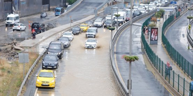 stanbul'da, alt geit ve evleri su bast