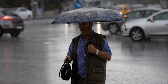 Başkentte sağanak yayalara ve sürücülere zor anlar yaşattı