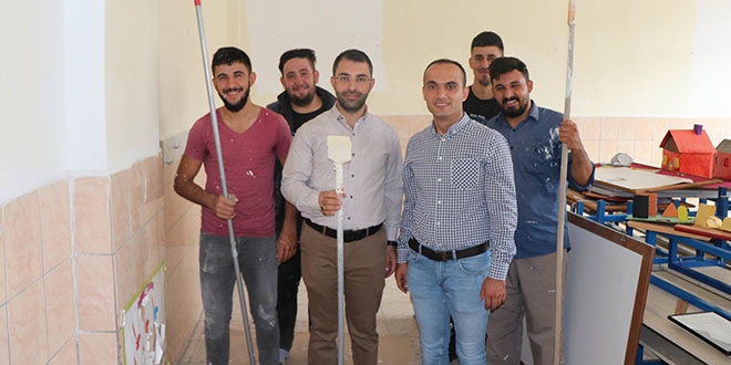 Belediye başkanı gençlerle birlikte okul boyuyor