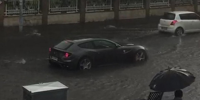 Milyonluk Ferrari de su birikintisinde mahsur kaldı