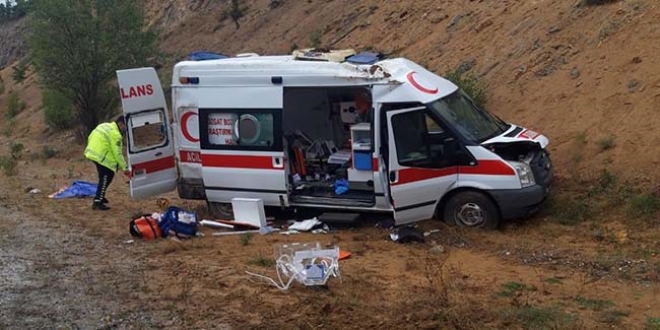 Yozgat'ta ambulans devrildi: 1'i bebek 5 yaralı