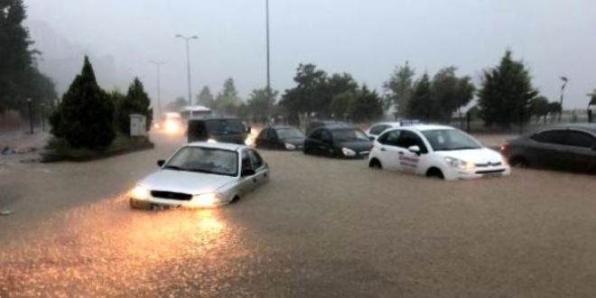 Zonguldak'ta sağanak; araçlar yolda kaldı