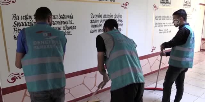 Hükümlüler okulları temizliyor