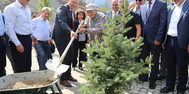 Temel atma töreni: Beton yerine fidan dikildi