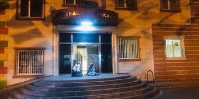 HDP'liler, oğlu için oturma eylemi yapan anneye saldırdı