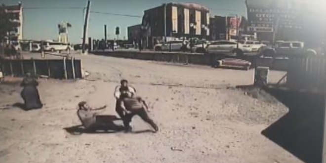 Aracı çekilen sürücü, 1'i polis, 3 kişiyi darp etti