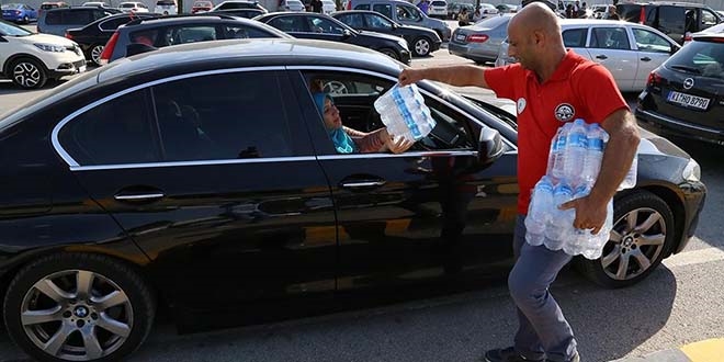Aşırı sıcakta bekleyen gurbetçilere su dağıtıldı