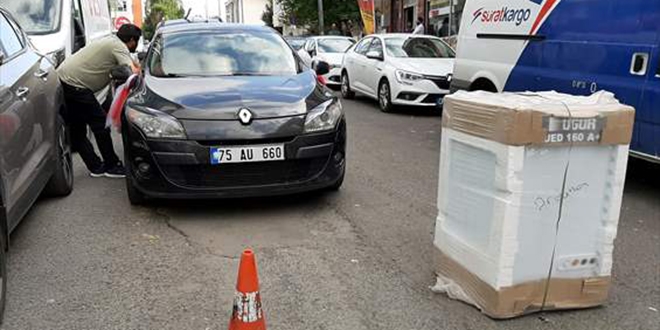 Bahşiş almak için çamaşır makinesi ile düğün konvoyunun önünü kesti