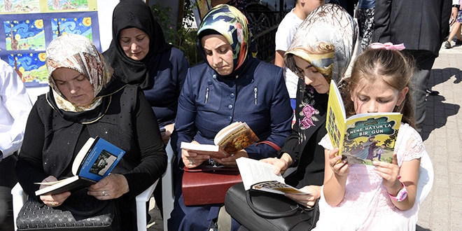 İşi gücü bırakıp çocuklarıyla birlikte parkta kitap okudular
