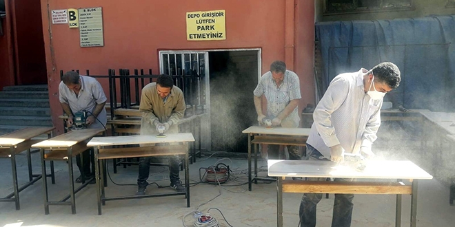 Siirt'te öğretmenler hem boyacı hem mobilyacı oldu