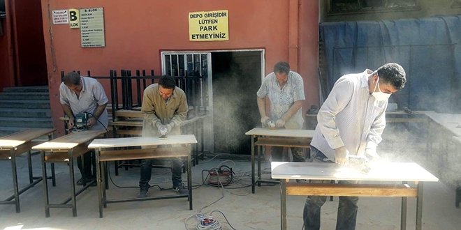 Siirt'te retmenler hem boyac hem mobilyac oldu