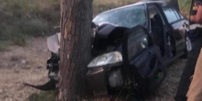 İzmir'de otomobil ağaca çarptı: 3 ölü, 1 yaralı