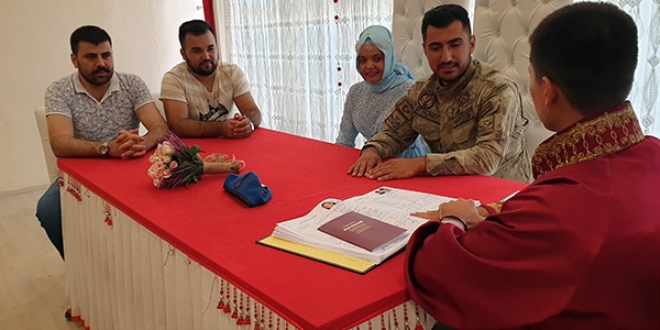 Nikah masasına askeri kamuflajla oturdu