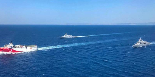 Oruçreis'e savaş gemileri eşlik ediyor