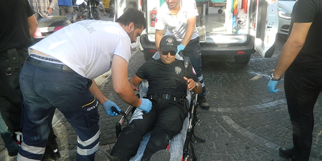 Polisten kaçan motosiklet sürücüsü polise çarptı
