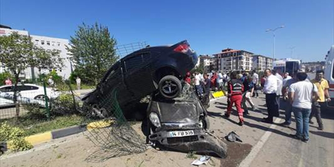 Kaza yapan iki otomobilden biri diğerinin üstüne çıktı