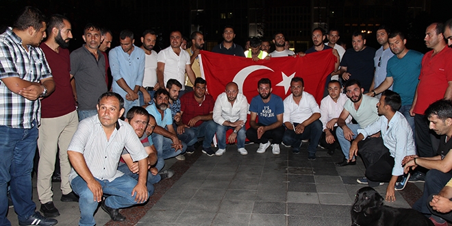 İşten çıkarılan işçilerden İBB önünde oturma eylemi