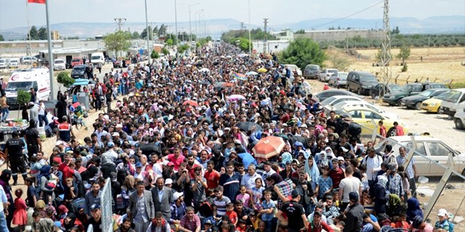 Bombalardan kaçan binlerce Suriyeli sınıra dayandı