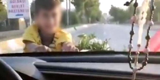 Bahşiş almak için kaputa tutunan çocukla yola devam etti