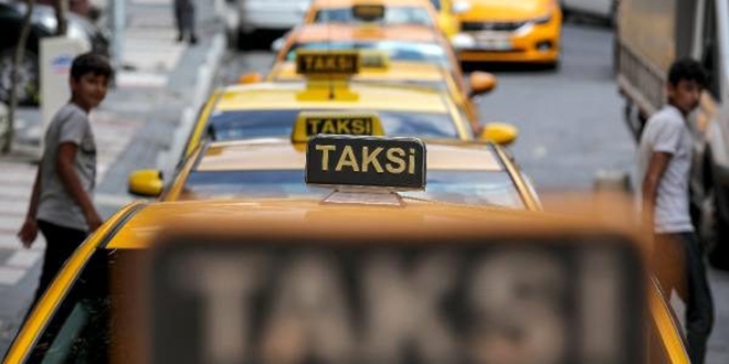 Taksiciler 'zam ayarı' kuyruğunda