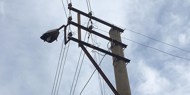 Trafoda patladı: Yüksek voltaj elektronik eşyaları yaktı
