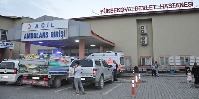 Dağdan kopan kayalar 2 kişiyi yaraladı