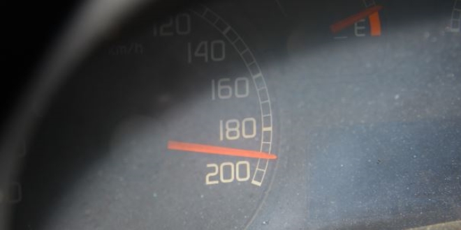 Kaza yapan aracın hız ibresi 190 km'de takılı kaldı
