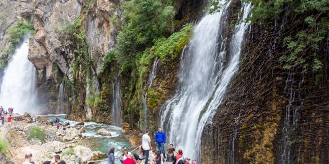 Kapuzbaşı Şelalesi'ne ziyaretçi akını