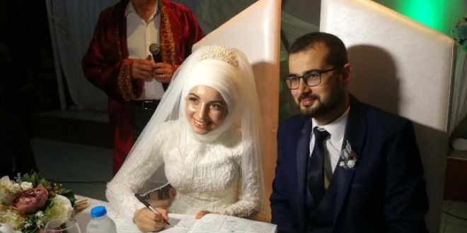 Öğretmen çiften anlamlı günde düğün