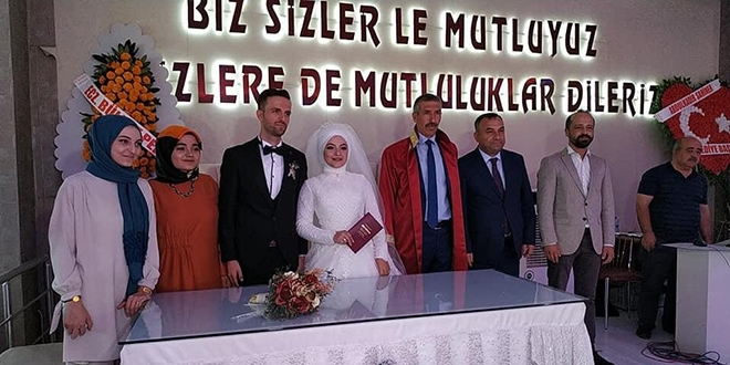 Nikah memuru bu kez kendi oğlunun nikahını kıydı
