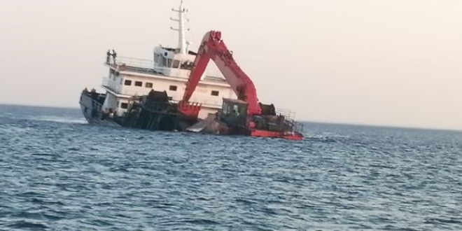 Bozcaada açıklarında gemi su almaya başladı
