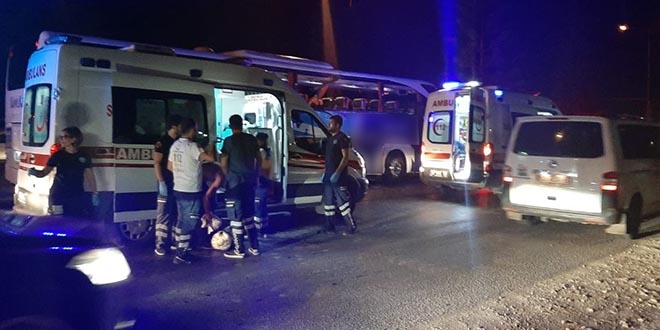 Antalya'da tur minibüsü ile otobüs çarpıştı: 13 yaralı