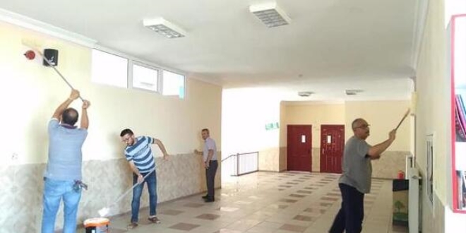 Nevşehir'de müdür ve öğretmenler, okulu boyadı