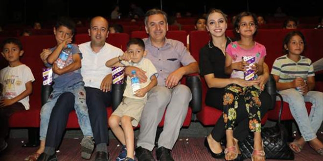 Aileler fındık bahçesine çocuklar sinemaya gidiyor