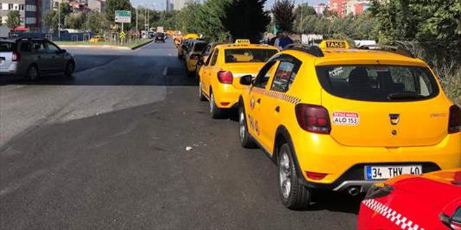Taksicilerden 'zam ayarı' kuyruğu