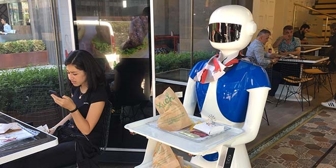 Robot garsonlar iş başında